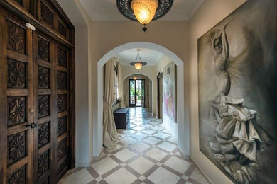 Diseño de recibidores y pasillos mediterráneos grandes con paredes beige, suelo de mármol y suelo beige