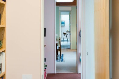 Foto di un ingresso o corridoio minimalista di medie dimensioni con pareti multicolore e pavimento in gres porcellanato