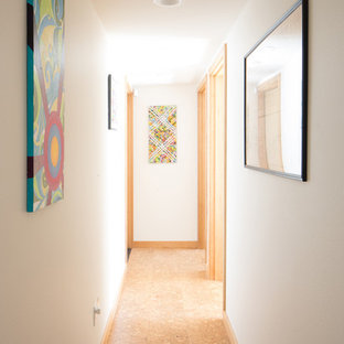 Idée de décoration pour un couloir vintage de taille moyenne avec un mur blanc, un sol en liège et un sol beige.