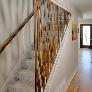 Exemple d'un couloir rétro de taille moyenne avec un mur beige, un sol en bois clair et un sol marron.