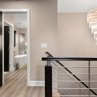 Inspiration för en liten funkis hall, med beige väggar, laminatgolv och grått golv