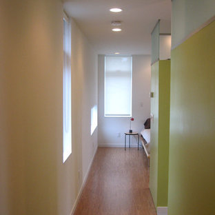 Inspiration för moderna hallar, med gröna väggar och korkgolv