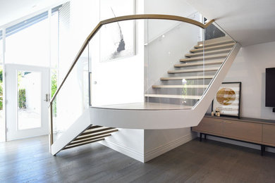 Example of a minimalist staircase design in Los Angeles