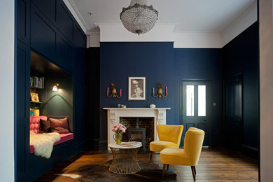 На фото: коридор в классическом стиле с темным паркетным полом и синими стенами