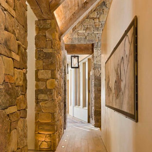 Immagine di un ingresso o corridoio rustico con pareti beige, pavimento beige e parquet chiaro