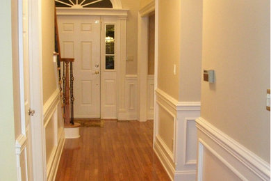 Diseño de recibidores y pasillos tradicionales de tamaño medio con paredes blancas y suelo de madera clara