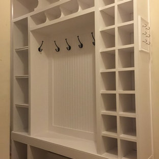 Idéer för funkis hallar, med beige väggar och klinkergolv i keramik