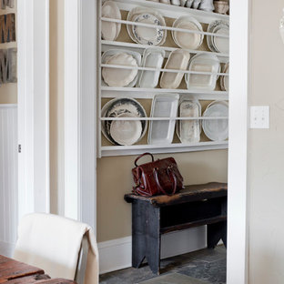 Inredning av en shabby chic-inspirerad hall, med beige väggar