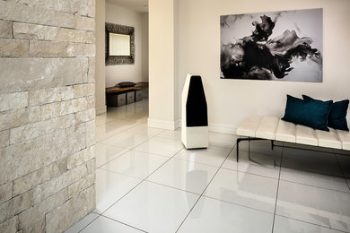 Idee per un ingresso o corridoio moderno con pareti bianche, pavimento con piastrelle in ceramica e pavimento bianco