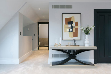 На фото: коридор среднего размера в современном стиле с серыми стенами, ковровым покрытием и белым полом