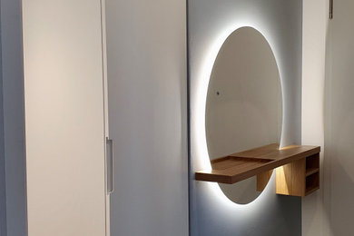 Идея дизайна: коридор среднего размера в современном стиле с синими стенами