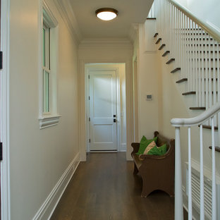 Inspiration pour un couloir rustique de taille moyenne avec un mur blanc, un sol en bois foncé et un sol marron.