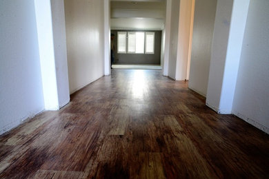 Example of a minimalist hallway design in Los Angeles