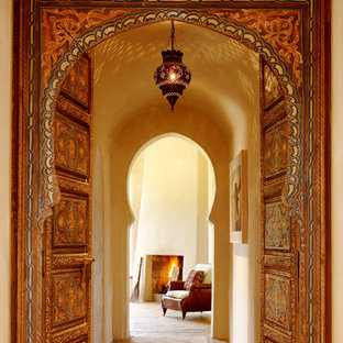 Immagine di un ingresso o corridoio mediterraneo con pareti beige