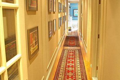 Idée de décoration pour un petit couloir tradition avec un mur blanc, parquet clair et un sol beige.