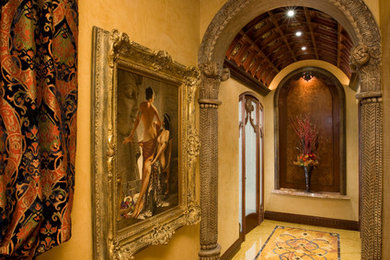 サンディエゴにあるトラディショナルスタイルのおしゃれな廊下の写真