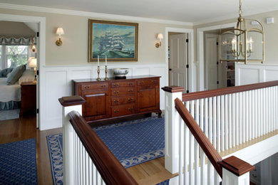 Ejemplo de recibidores y pasillos clásicos de tamaño medio con paredes marrones, suelo de madera en tonos medios y suelo marrón