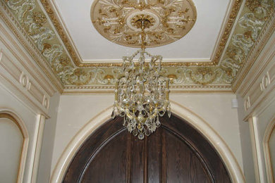Ejemplo de recibidores y pasillos mediterráneos de tamaño medio con paredes beige