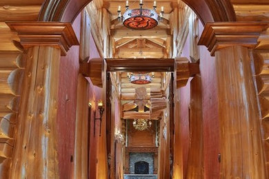 他の地域にある高級な広いトラディショナルスタイルのおしゃれな廊下 (ベージュの壁、セラミックタイルの床、マルチカラーの床) の写真
