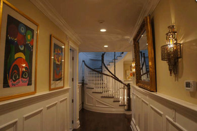 ニューヨークにあるトラディショナルスタイルのおしゃれな廊下の写真
