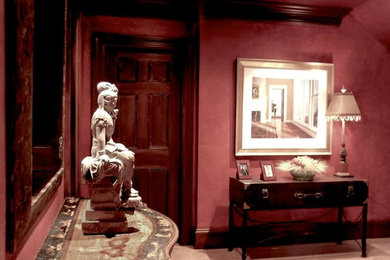 Modelo de recibidores y pasillos asiáticos de tamaño medio con paredes rojas y moqueta