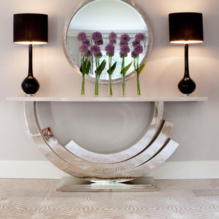 Inspiration för stora moderna hallar, med grå väggar, kalkstensgolv och grått golv