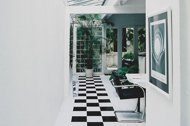 Mittelgroßer Moderner Flur mit weißer Wandfarbe, Porzellan-Bodenfliesen und buntem Boden in Sydney