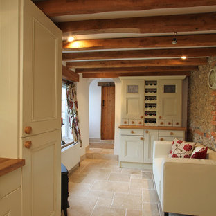 Idée de décoration pour un couloir champêtre avec un sol en travertin et un sol beige.