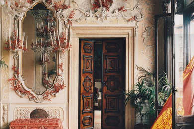 ヴェネツィアにあるエクレクティックスタイルのおしゃれな廊下の写真