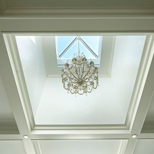 Exemple d'un couloir chic avec un mur blanc.