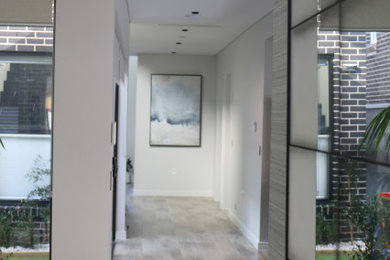 ニューカッスルにあるコンテンポラリースタイルのおしゃれな廊下の写真
