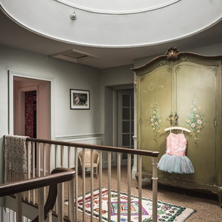 Foto på en mellanstor shabby chic-inspirerad hall, med grå väggar, heltäckningsmatta och brunt golv