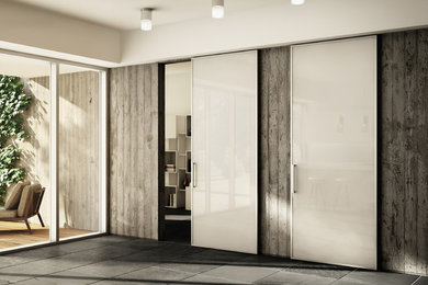 Foto de recibidores y pasillos modernos con paredes grises y suelo de pizarra