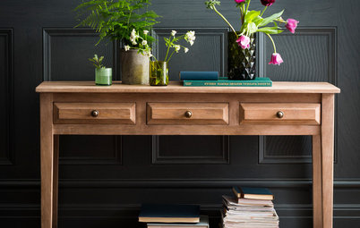 Decorating: How Dark Colours Can Work a Treat in a Hallway