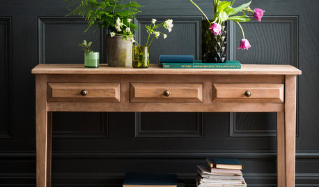 Decorating: How Dark Colours Can Work a Treat in a Hallway