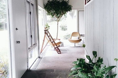 Foto de recibidores y pasillos minimalistas de tamaño medio con suelo gris y paredes beige
