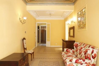 Imagen de recibidores y pasillos tradicionales con paredes amarillas y suelo de baldosas de cerámica