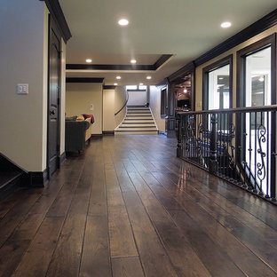 Esempio di un grande soggiorno chic con parquet scuro, pavimento marrone e soffitto ribassato