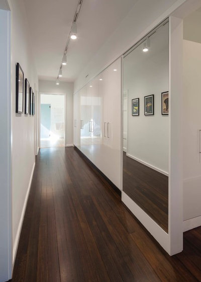 Contemporary Corridor by aamodt / plumb architects