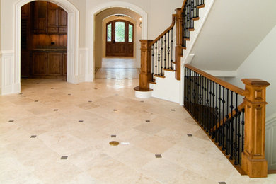 Ejemplo de recibidores y pasillos de tamaño medio con paredes beige y suelo de mármol