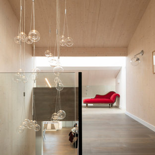 Inspiration för moderna hallar, med beige väggar, mellanmörkt trägolv och brunt golv