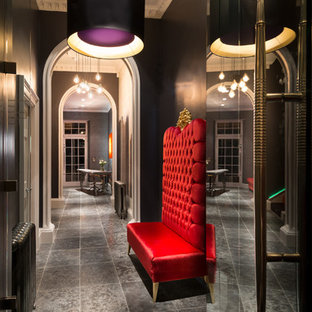 Inspiration pour un couloir bohème de taille moyenne avec un mur noir et un sol en carrelage de céramique.