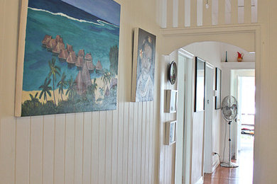 Пример оригинального дизайна: коридор в классическом стиле с белыми стенами и паркетным полом среднего тона