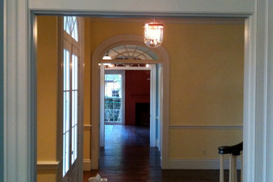 ダラスにあるトラディショナルスタイルのおしゃれな廊下の写真