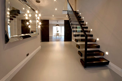 Cette image montre un couloir design de taille moyenne avec un mur beige.
