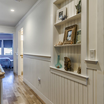 Recessed wainscoting wall niche