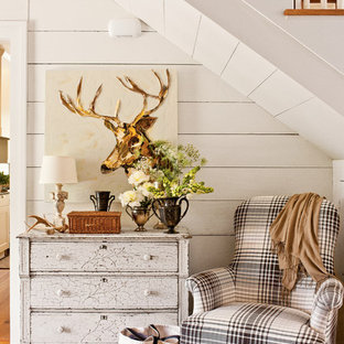 Idée de décoration pour un couloir style shabby chic avec un mur blanc.