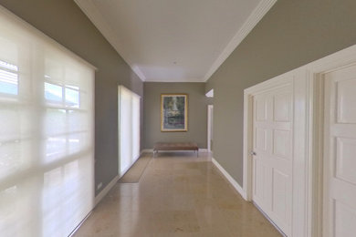 Réalisation d'un grand couloir design avec un mur gris et un sol en marbre.