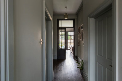 Источник вдохновения для домашнего уюта: большой коридор в стиле фьюжн с зелеными стенами, темным паркетным полом и коричневым полом