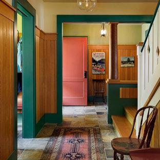 Immagine di un ingresso o corridoio stile rurale con pareti beige, pavimento in ardesia e pavimento multicolore